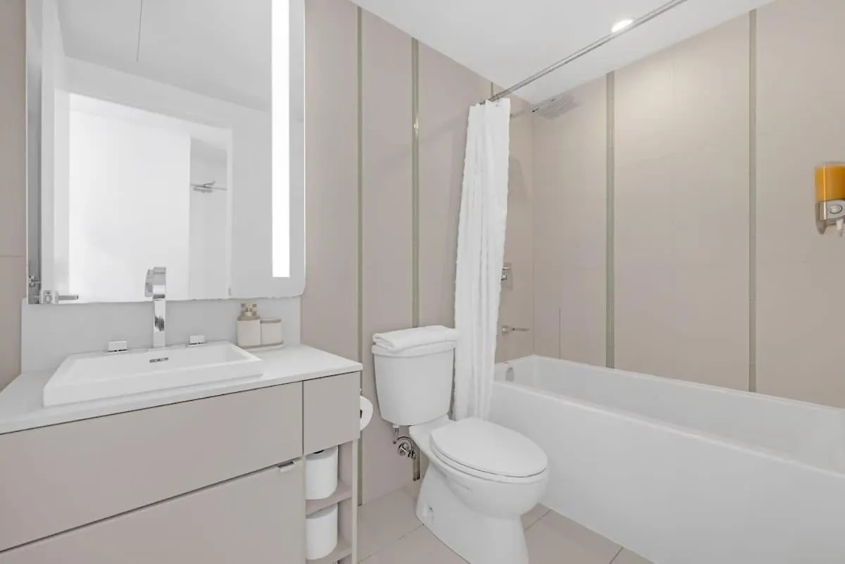 Luxury 2Br Condo Enormous Patio Parking Toronto