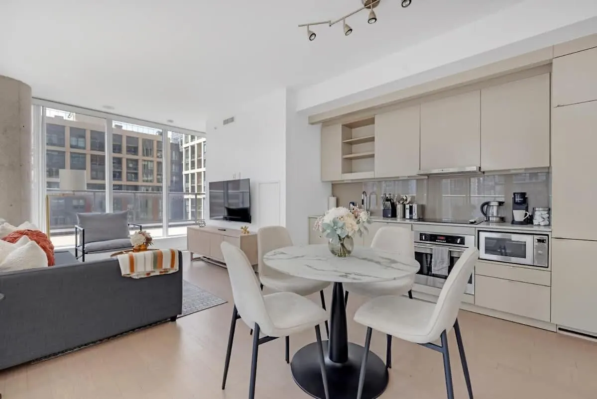 Luxury 2Br Condo Enormous Patio Parking Toronto