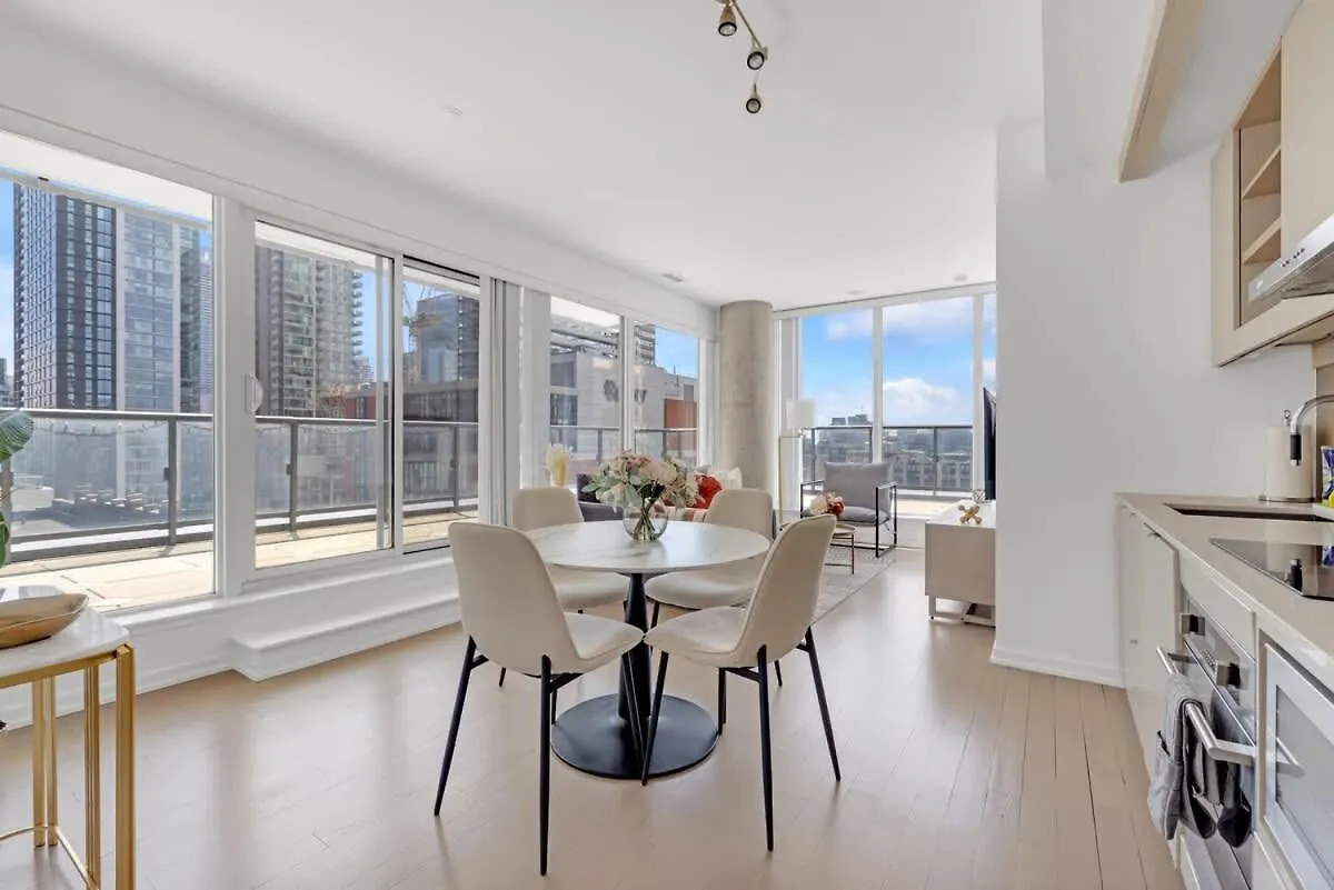 Luxury 2Br Condo Enormous Patio Parking Toronto Apartmán