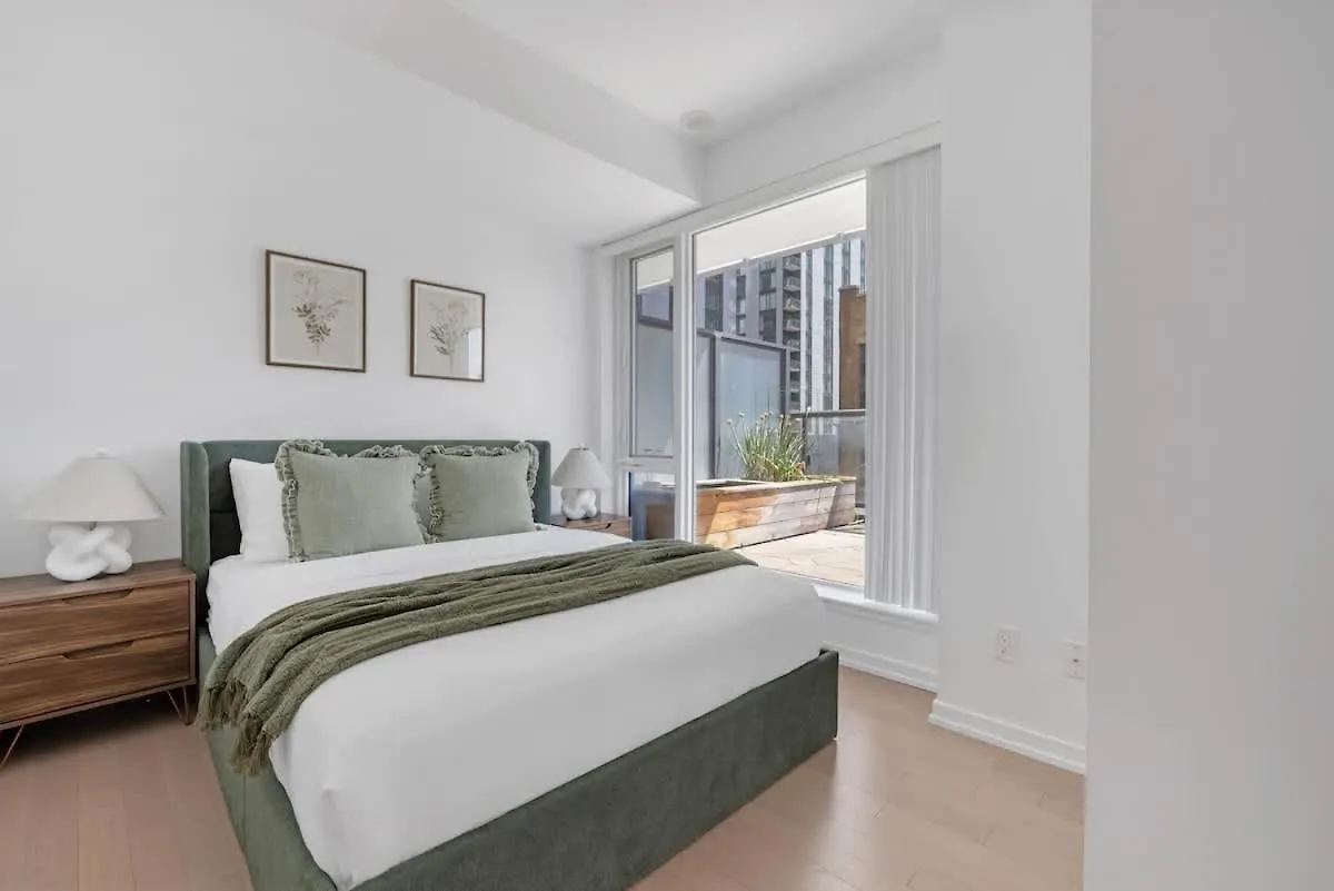 Apartment Luxury 2Br Condo Enormous Patio Parking Toronto Canada