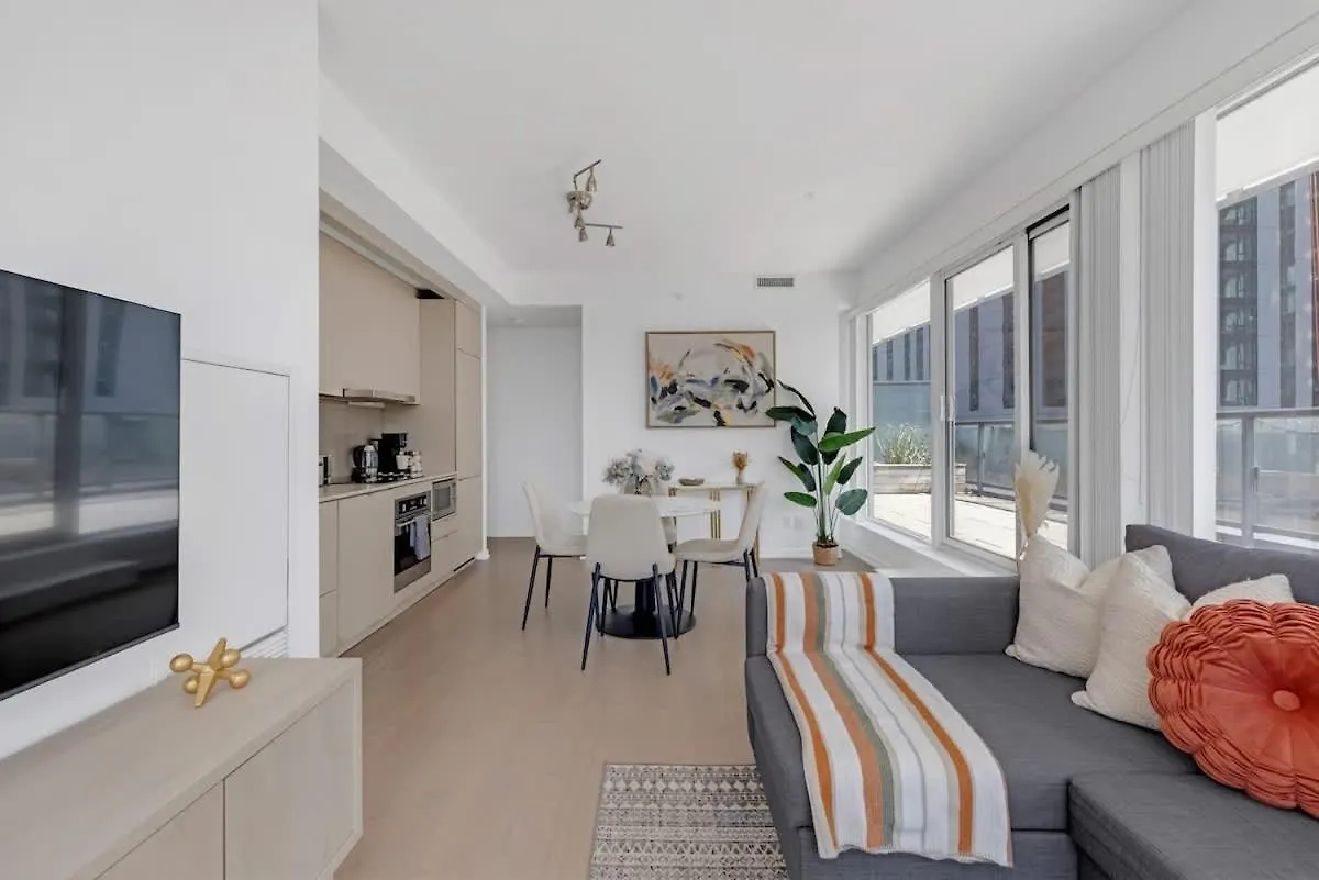 Luxury 2Br Condo Enormous Patio Parking Toronto