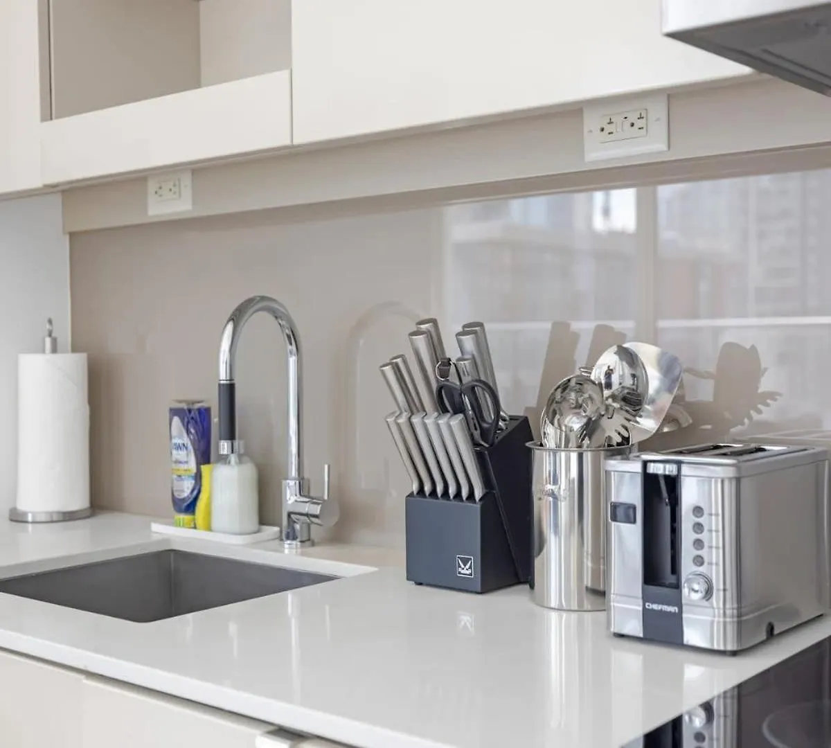 Luxury 2Br Condo Enormous Patio Parking Toronto Canada