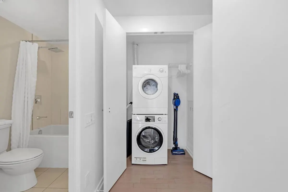 Luxury 2Br Condo Enormous Patio Parking Toronto 0*,