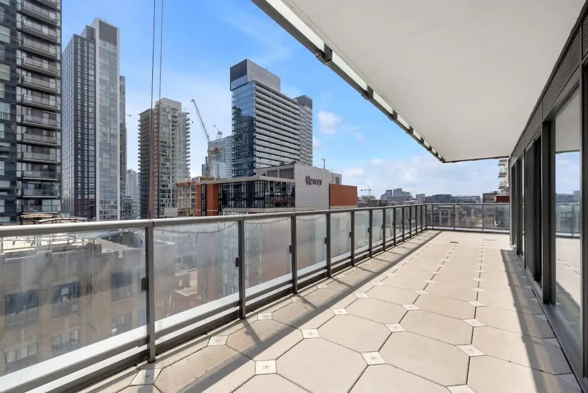 Luxury 2Br Condo Enormous Patio Parking Toronto 0*,
