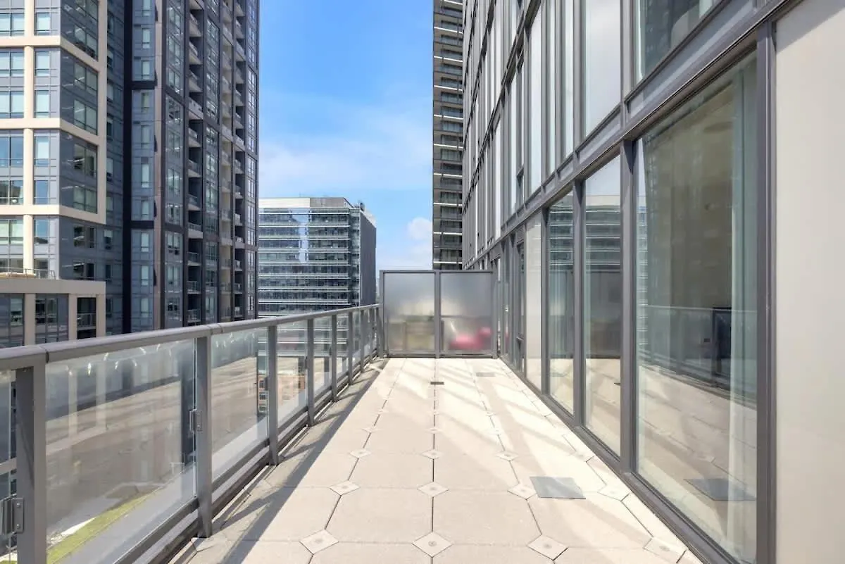 Luxury 2Br Condo Enormous Patio Parking Toronto Apartment
