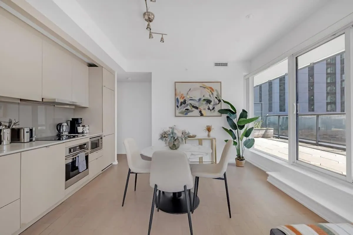 Luxury 2Br Condo Enormous Patio Parking Toronto 0*,