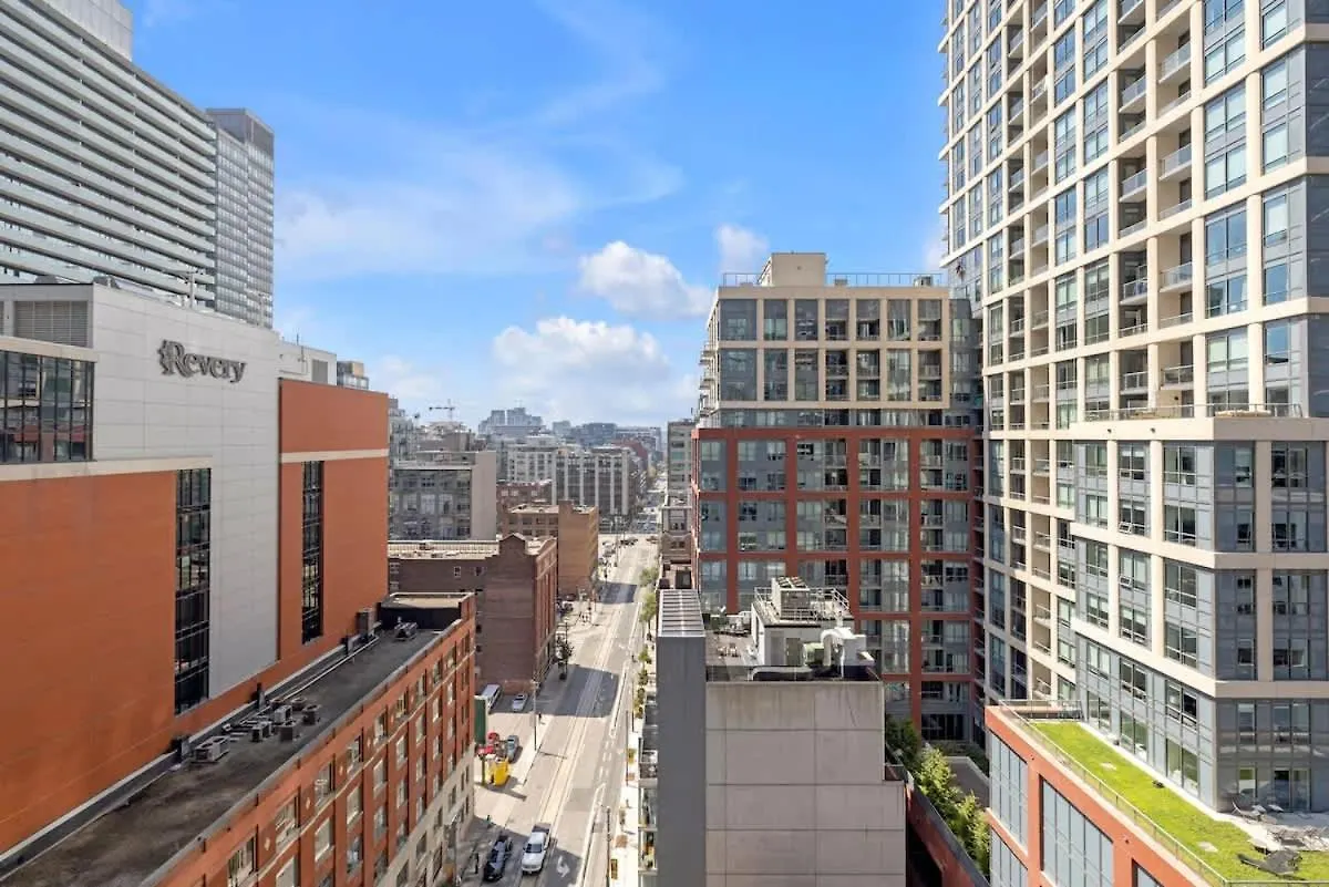 Luxury 2Br Condo Enormous Patio Parking Toronto Canada