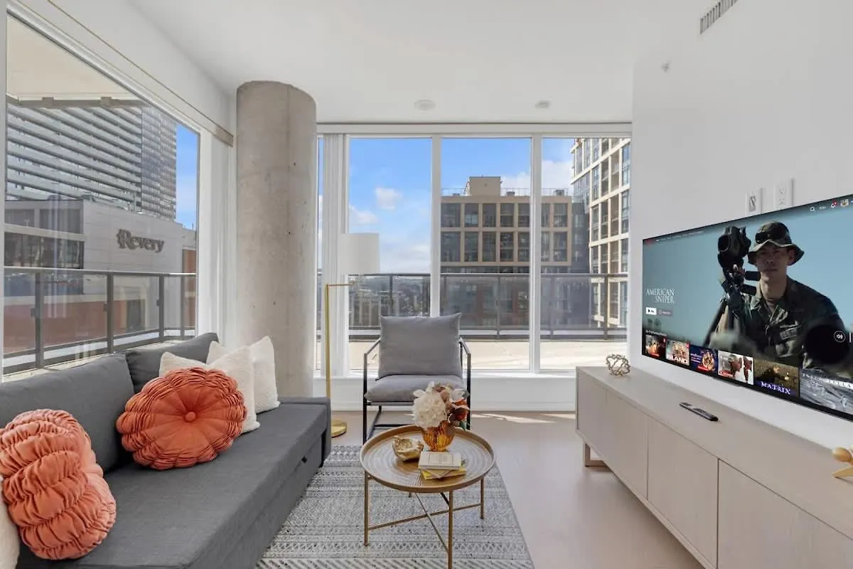 Luxury 2Br Condo Enormous Patio Parking Toronto Apartment