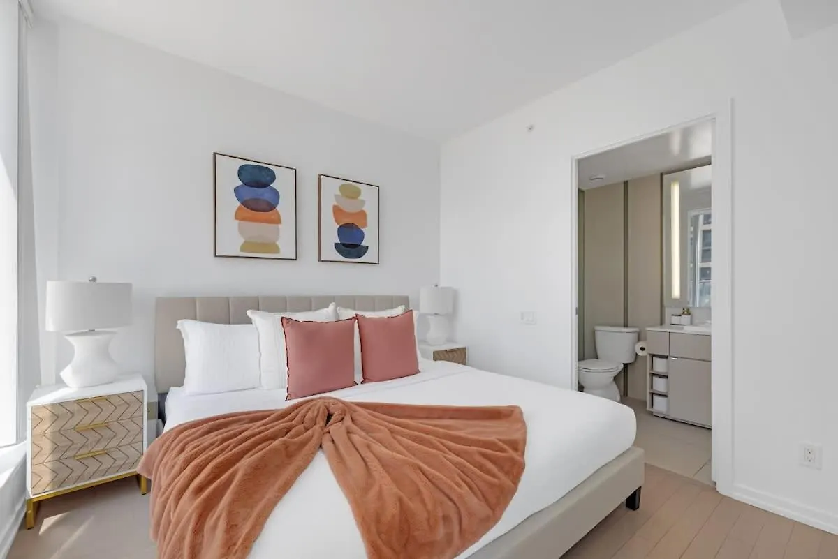 Luxury 2Br Condo Enormous Patio Parking Toronto Apartment