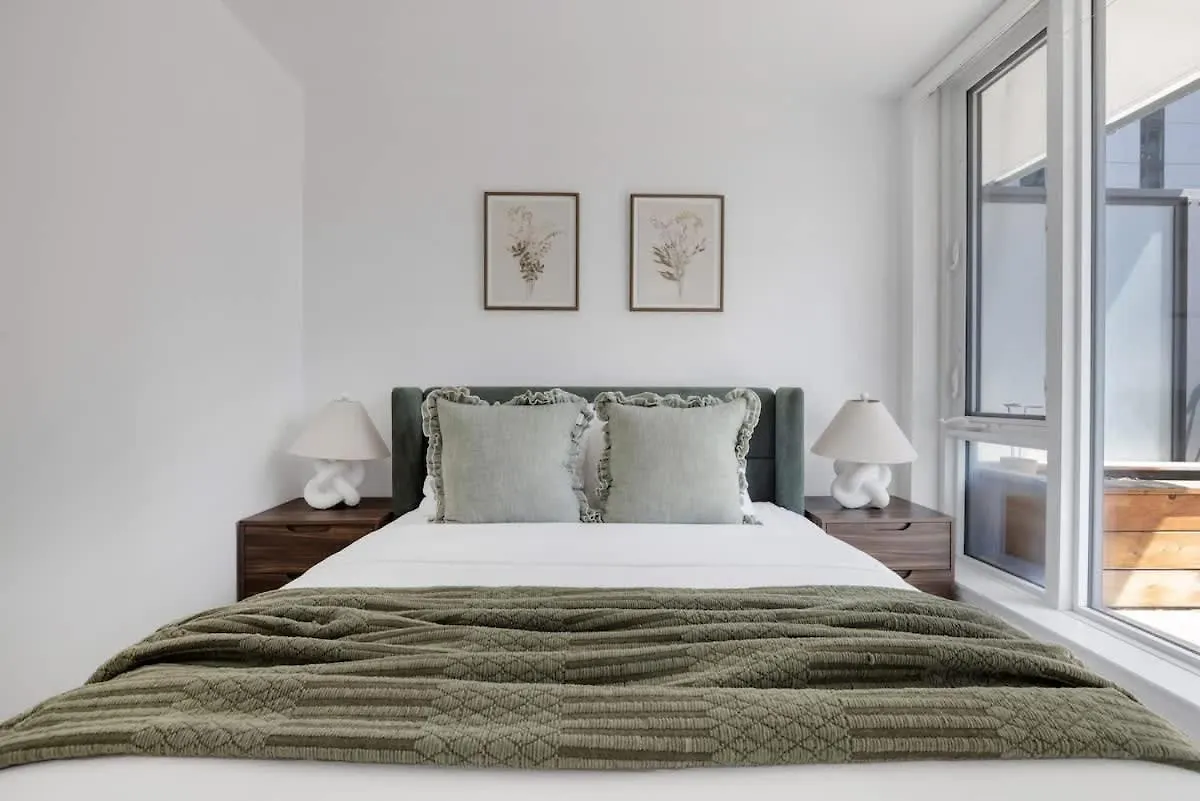 Apartment Luxury 2Br Condo Enormous Patio Parking Toronto Canada