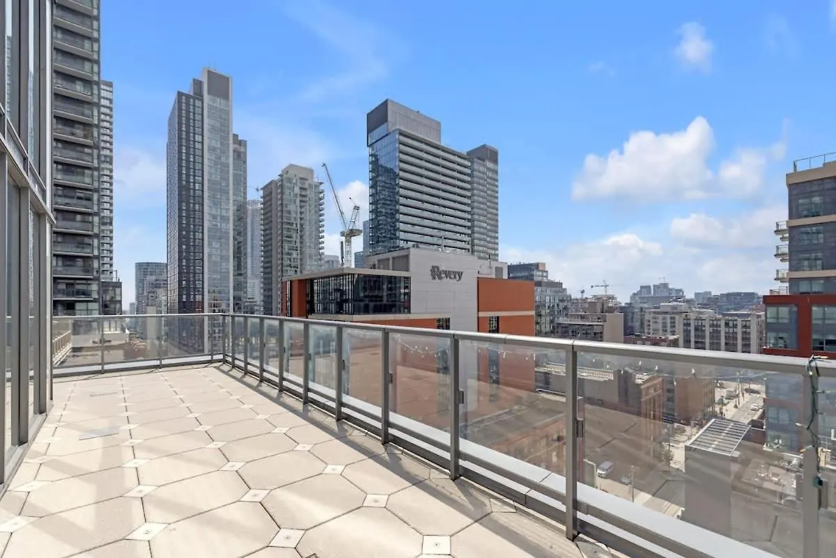 Luxury 2Br Condo Enormous Patio Parking Toronto