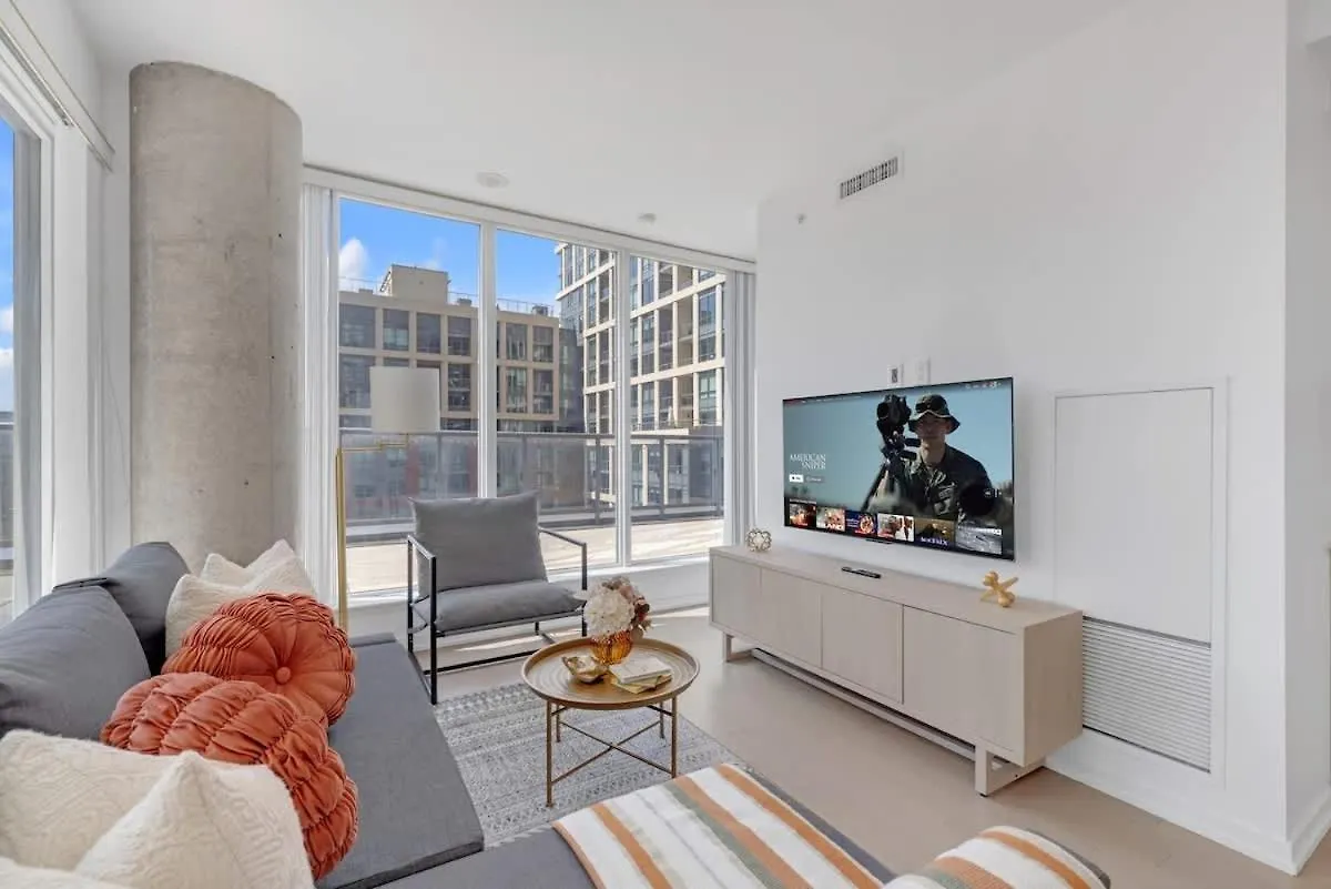 Luxury 2Br Condo Enormous Patio Parking Toronto